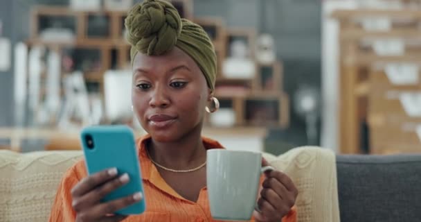 在加纳的一个现代化的公寓里 快乐的黑人女人 智能手机和发短信对手机的新闻交流感到兴奋 一边打电话 一边和成年人聊天 在沙发上享受着意想不到的快乐 — 图库视频影像