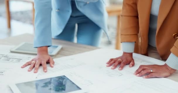 Architecture Plan Construction Agent Immobilier Parlant Avec Architecte Sur Table — Video