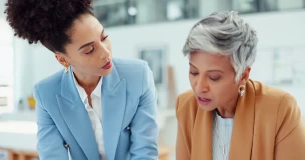 在会计审计 公司分析和合作期间 公司妇女 商业会议和财务增长谈话策略 黑人女性首席执行官 高级导师和领导合作 — 图库视频影像