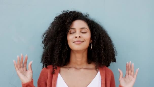 Rahatla Portre Siyah Kadın Meditasyonda Yoga Yapıyor Mavi Duvarda Ruhani — Stok video