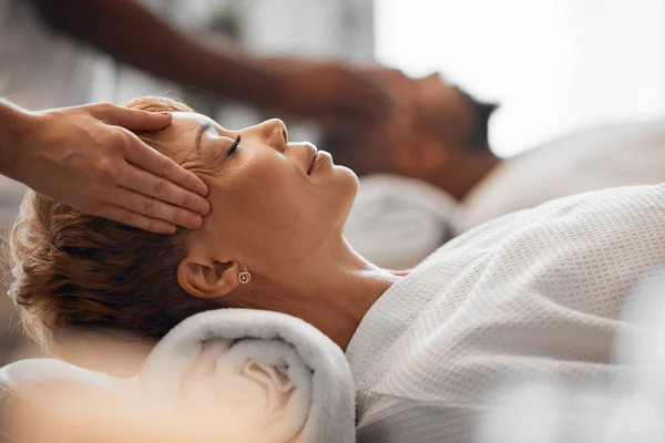 Relax Vrouw Hoofdmassage Koppel Spa Schoonheid Gezichtswellness Luxe Zen Therapie — Stockfoto