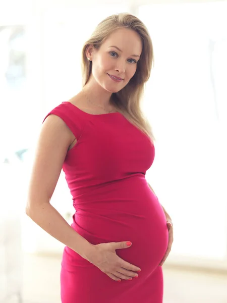 Będzie Piękną Nosicielką Dzieci Portret Pięknej Kobiety Ciąży Stojącej Swoim — Zdjęcie stockowe