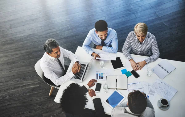 Peşinde Oldukları Şey Takım Başarısı Bir Grup Adamı Ofiste Toplantı — Stok fotoğraf