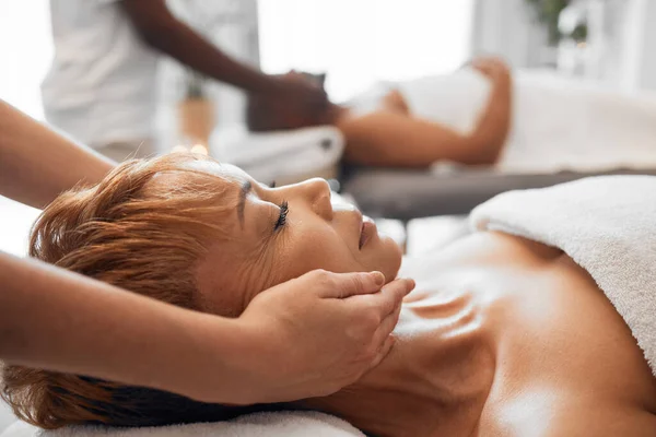 Relaxe Massagem Luxo Casal Sênior Juntos Spa Hotel Salão Beleza — Fotografia de Stock