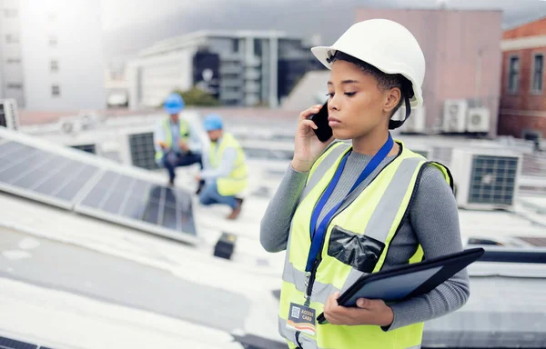 Ingenieur Vrouw Gesprek Met Telefoon Zonne Energie Het Dak Duurzame — Stockfoto