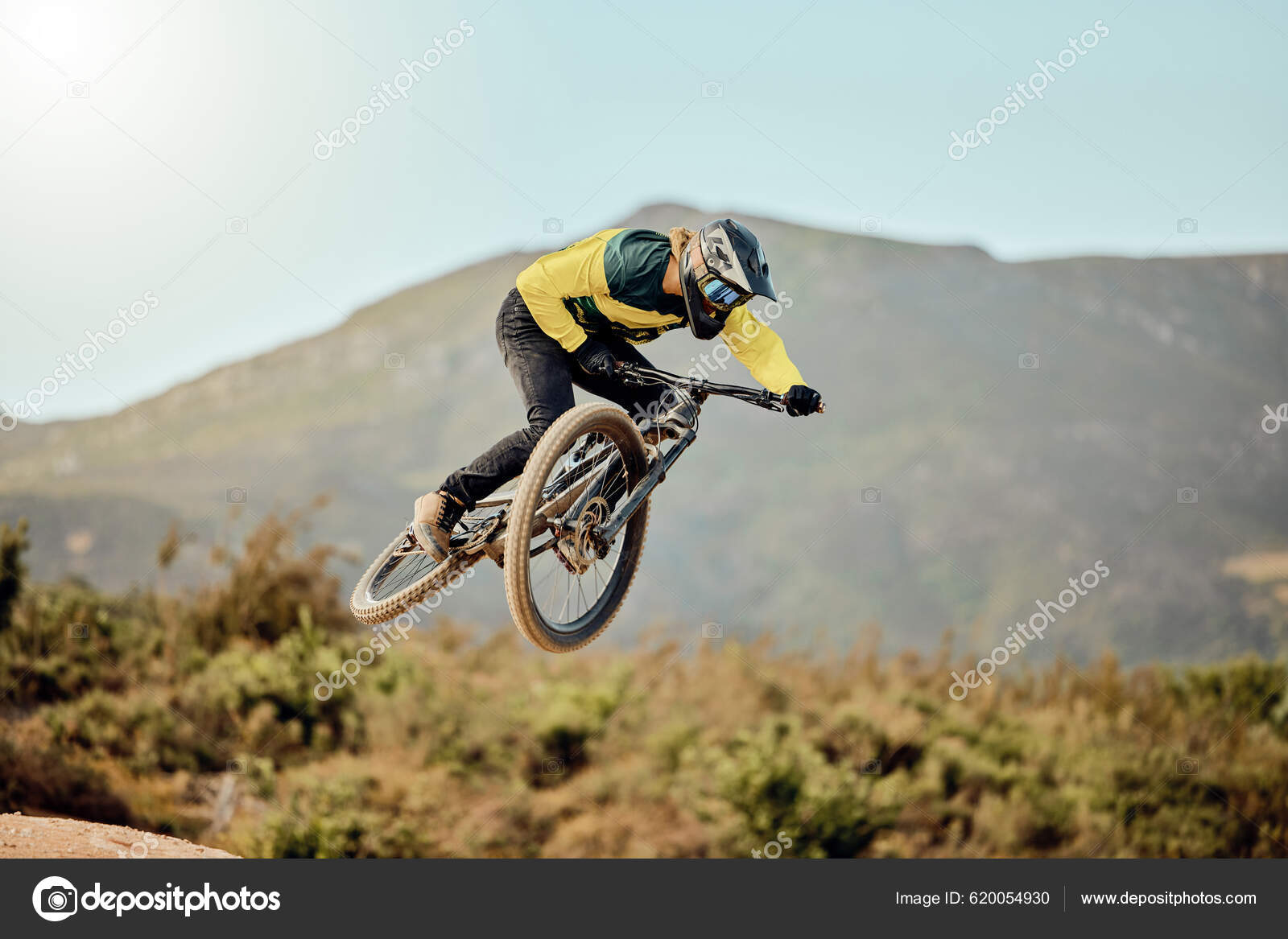 Mountainbike Mand Action Lufthop Cykel Udfordring Eventyr Frihed Hurtig  Race — Stock-foto © PeopleImages.com #620054930