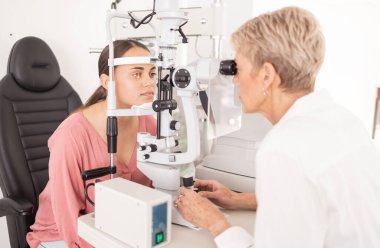 Gözlük, gözlük, göz ve göz bakımı ve sağlık muayenehanesi için optometrist ile görüş, göz ve test. Göz doktoru, oftalmoloji ve reçeteli göz ve sağlık muayenesi.