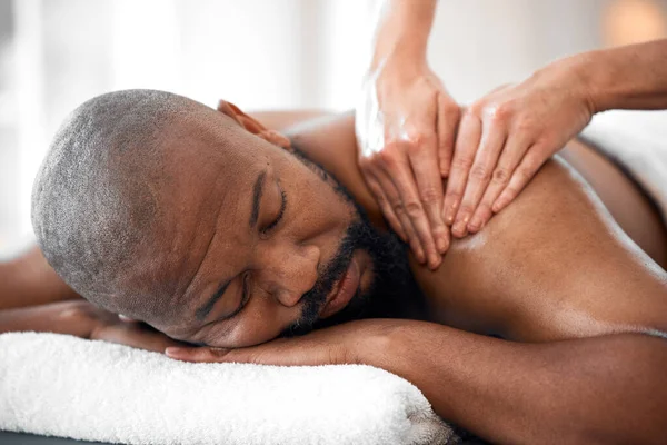 Relaks Mężczyzna Spa Masaż Pleców Luksusowego Wellness Terapii Uzdrawiania Pielęgnacji — Zdjęcie stockowe
