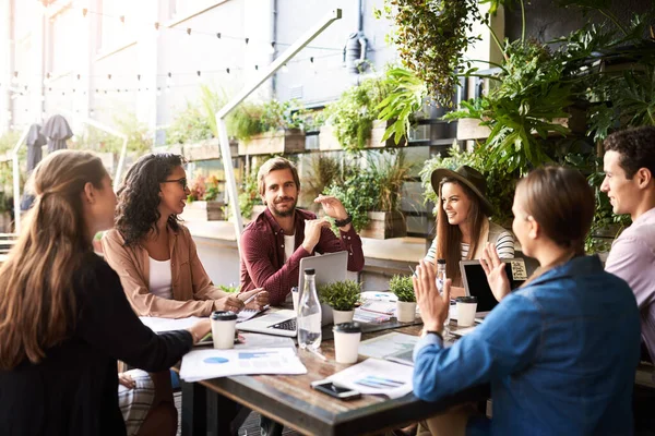 Sie Diskutieren Einige Große Dinge Eine Gruppe Von Designern Trifft — Stockfoto