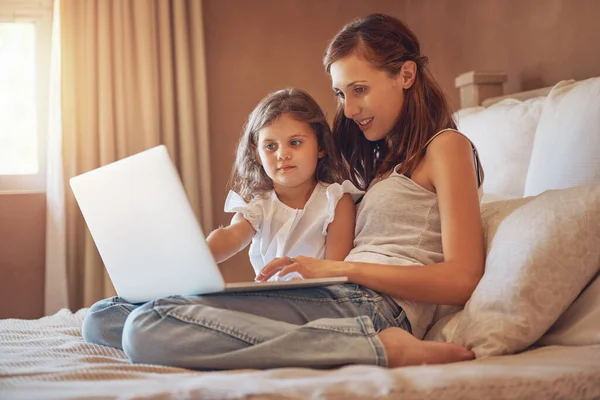 Rozwój Wczesnego Dzieciństwa Erze Cyfrowej Matka Jej Córeczka Używają Laptopa — Zdjęcie stockowe