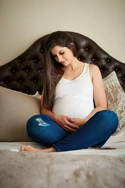 Vredige Momenten Doorbrengen Met Haar Baby Een Zwangere Vrouw Mediteren — Stockfoto