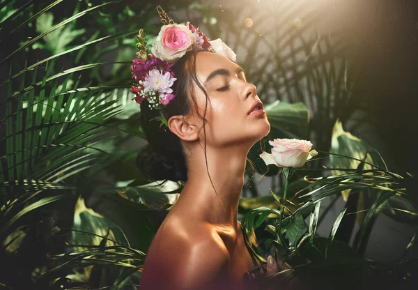 Flor Corona Mujer Estudio Para Cuidado Piel Belleza Relax Zen — Foto de Stock