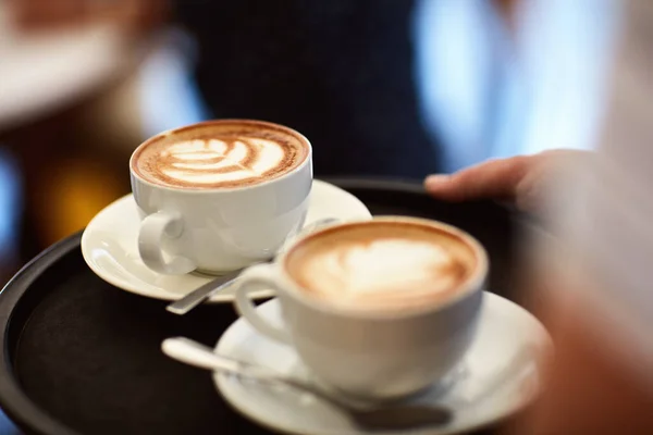 Kávészüneted Sosem Nézett Ilyen Jól Egy Pincérnő Aki Két Kávét — Stock Fotó