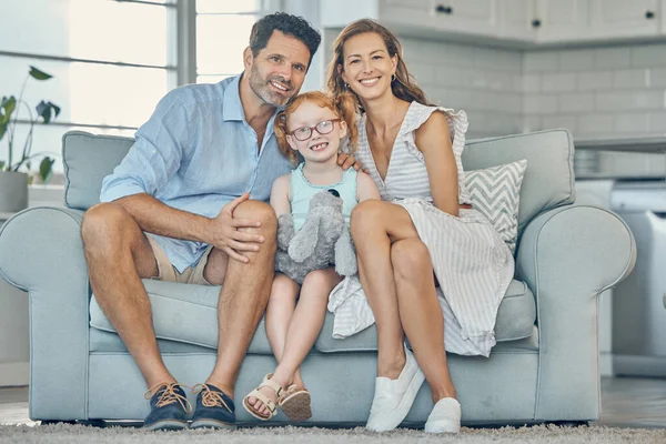 Glücklich Lächelnd Und Porträt Einer Familie Auf Einem Sofa Zum — Stockfoto