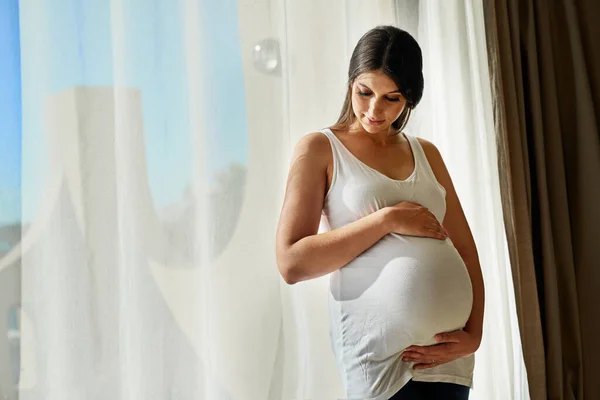 Heeft Eigenschappen Van Een Geweldige Moeder Een Zwangere Vrouw Cradling — Stockfoto