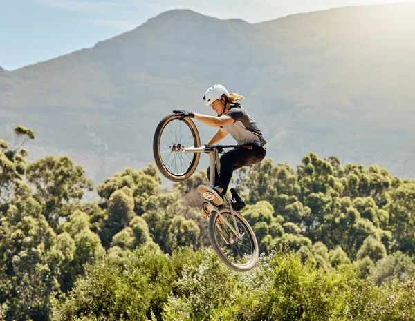Sport Akcja Rowerzysta Robi Skok Powietrzu Rowerów Górskich Dla Sportów — Zdjęcie stockowe