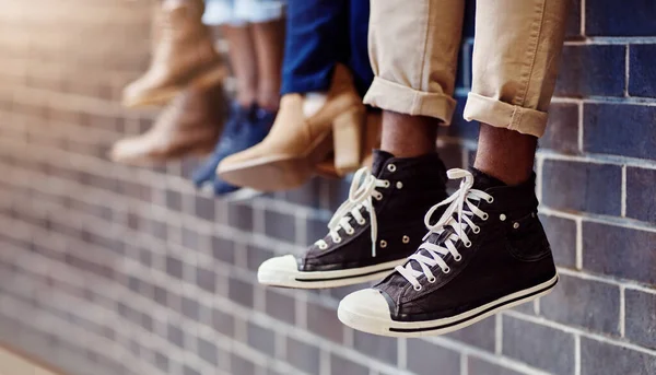 Ładne Buty Zbliżenie Niezidentyfikowaną Grupę Studentów Siedzących Razem Ścianie Zewnątrz — Zdjęcie stockowe