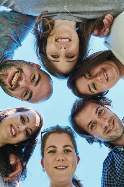 Çemberimiz Bir Grup Arkadaşın Portresi Başlarını Bir Araya Toplayarak Dışarıda — Stok fotoğraf