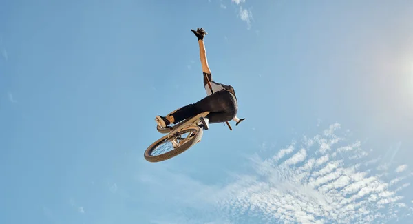 Fahrrad Stunt Mann Radfahren Der Luft Springen Auf Blauem Himmel — Stockfoto