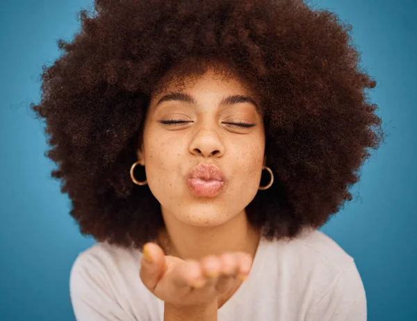 Cuidado Amor Mulher Negra Soprando Beijo Com Sorriso Cabelo Afro — Fotografia de Stock