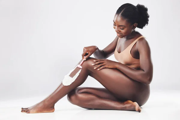 身体の衛生と皮膚の洗浄で忙しいグルーミング足 シェービングクリームの脱毛と黒の女性モデル ケニアから来た人の美しさ 化粧品 健康はローションと石鹸で剃り ケアします — ストック写真