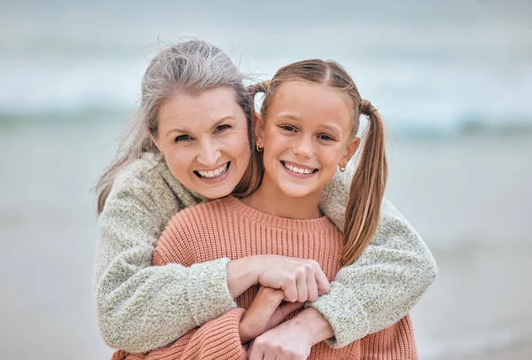 Αγκαλιά Παραλία Και Πορτρέτο Του Κοριτσιού Και Της Γιαγιάς Διακοπές — Φωτογραφία Αρχείου