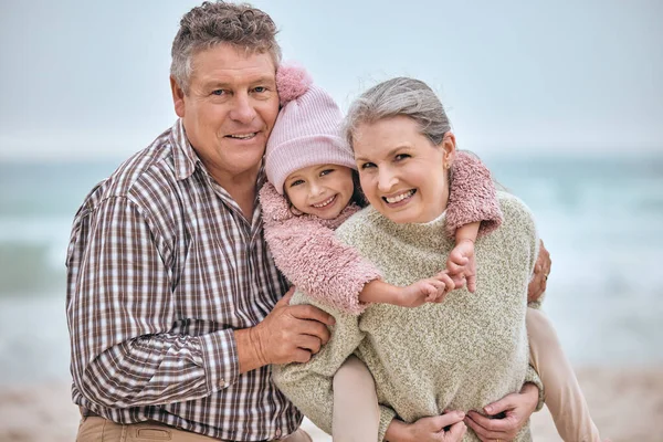 Nagyszülők Gyermek Boldog Család Nyaralás Tengerparton Mosollyal Boldogsággal Támogatással Kaland — Stock Fotó