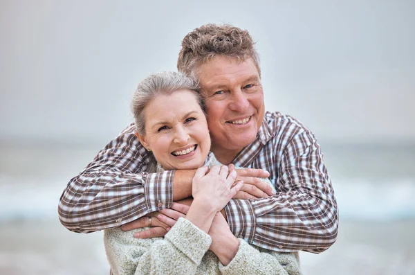 Pláž Obejmutí Portrét Seniorského Páru Relaxujícího Austrálii Úsměvem Láskou Štěstím — Stock fotografie