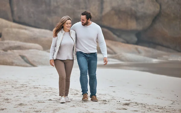Kumsalda Mutlu Bir Çift Randevu Seyahat Sırasında Yürüyor Dışarıda Sevgi — Stok fotoğraf