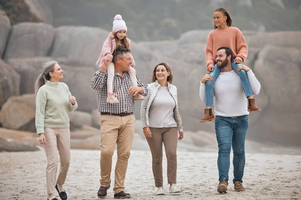 Familie Kinderen Strand Met Grootouders Ouders Kleinkinderen Wandelen Samen Het — Stockfoto