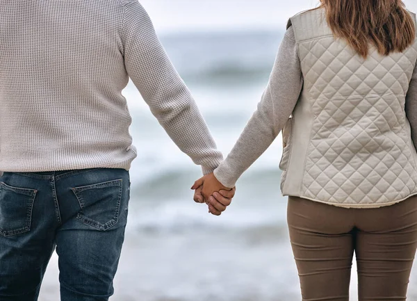 牵着手和海滩在旅行 爱情或浪漫的关系在户外结合 在浪漫的远洋漫步或远洋旅行中 男人和女人的信任 支持或关怀之手 — 图库照片