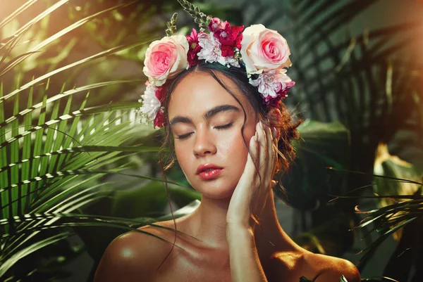 Ansikte Skog Och Skönhet Med Blomma Pannband Tropiska Växter Utomhus — Stockfoto