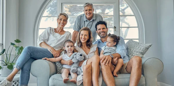 Glückliche Familie Porträt Und Entspannen Sie Auf Einem Sofa Mit — Stockfoto