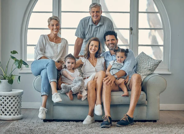 Familie Generationen Und Liebe Glücklich Zusammen Auf Dem Sofa Mit — Stockfoto