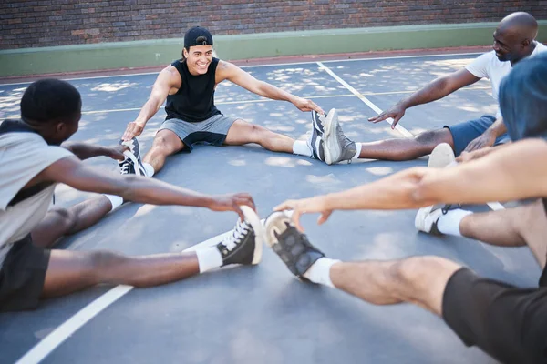 男子伸展在室外运动场与运动和团队积极的生活方式和训练 热身运动和运动员准备运动 多样性强 有氧运动能力强 — 图库照片