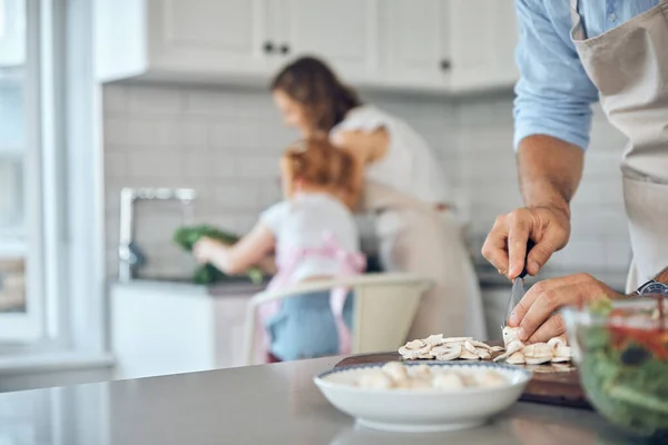 Comida Manos Hombre Cocinando Para Familia Cocina Con Sano Crudo —  Fotos de Stock