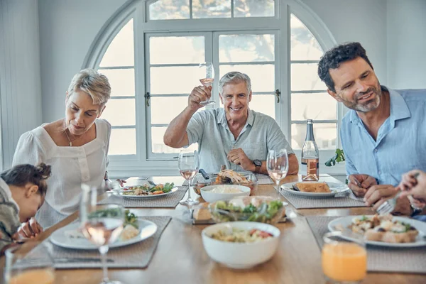 Família Grande Almoço Brinde Celebração Feliz Com Avós Pais Criança — Fotografia de Stock