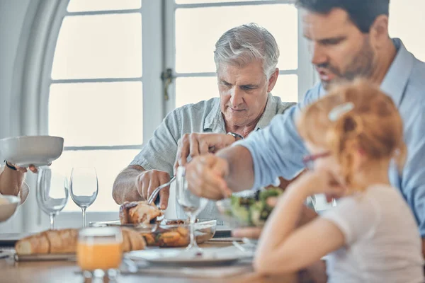 Jedzenie Jadalnia Starszy Mężczyzna Rodziną Delektujący Się Wspólnym Posiłkiem Ich — Zdjęcie stockowe