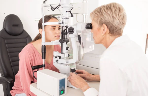 Visione Occhi Test Con Optometrista Occhiali Eyecare Benessere Degli Occhi — Foto Stock