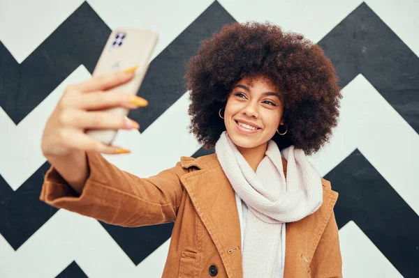 Mulher Negra Selfie Smartphone Para Mídias Sociais Postar Line Influenciador — Fotografia de Stock