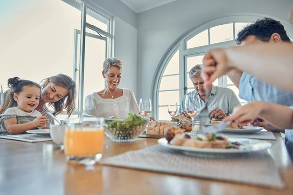 Пищу Вместе Обед Счастливые Семейные Связи Весело Провести Время Наслаждаться — стоковое фото
