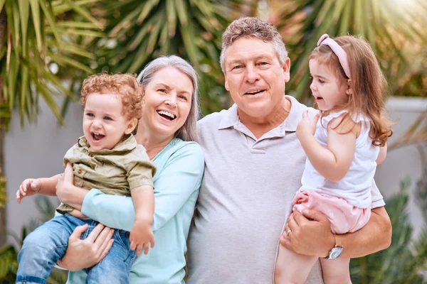 Grootouders Kinderen Familie Liefde Glimlach Samen Portret Met Bejaarden Gepensioneerd — Stockfoto