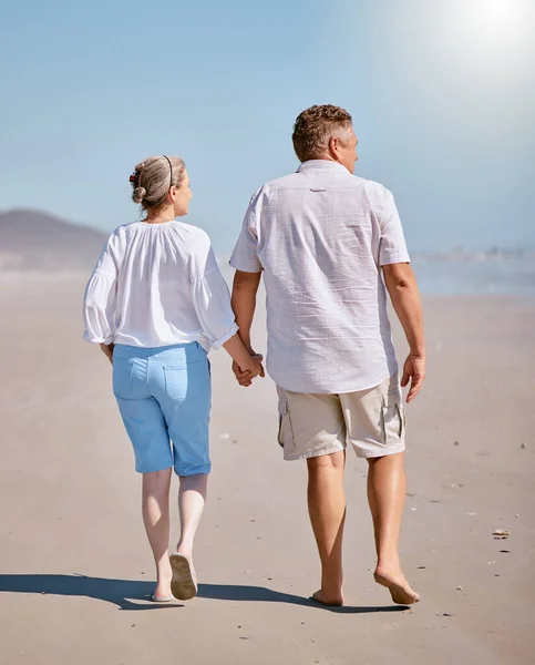 Παραλία Καλοκαίρι Και Ηλικιωμένοι Ζευγάρι Περπάτημα Για Την Άσκηση Ενώ — Φωτογραφία Αρχείου