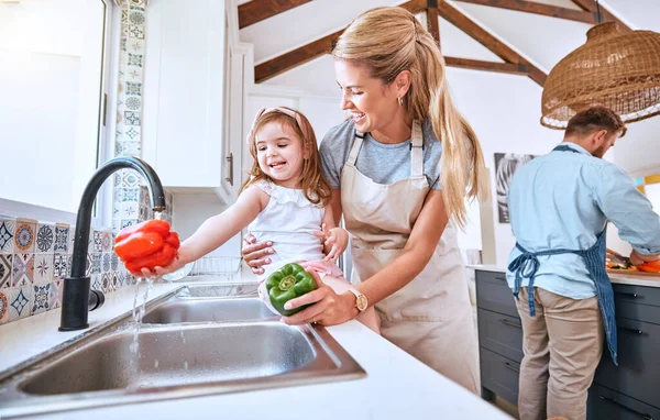 Kid Att Tvätta Grönsaker Och Laga Mat Med Mamma Tillsammans — Stockfoto