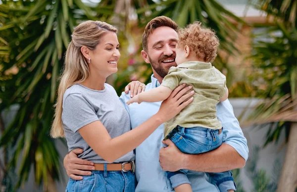 Famiglia Amore Genitori Con Bambino Giardino Con Sorriso Felici Abbracciati — Foto Stock