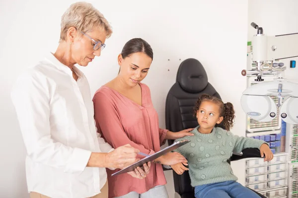 Μητέρα Και Παιδί Συμβουλεύονται Οφθαλμίατρο Πρόχειρο Μετά Από Οφθαλμολογική Εξέταση — Φωτογραφία Αρχείου