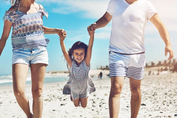 両親と遊びなさい 幸せな若い家族がビーチで一日を楽しんでいます — ストック写真