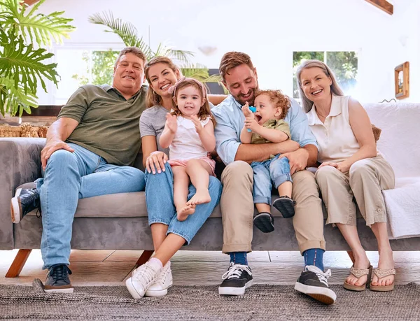 Children Parents Happy Grandparents Sofa Generations Family Together Living Room — Stock Photo, Image
