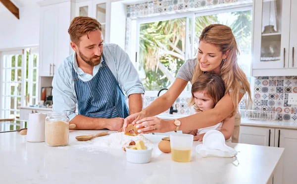家の台所で焼くために子供を教えるベーキング 子供と親 幸せな母親と父親は 女の子の子供が家庭でケーキ 食べ物 朝食を作ることを学ぶのを助ける — ストック写真