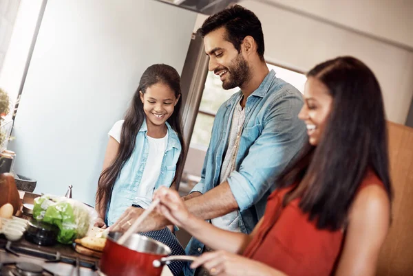 Estão Todos Preparar Para Jantar Uma Jovem Família Feliz Preparando — Fotografia de Stock